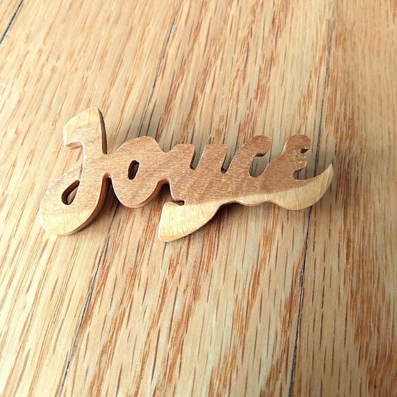 Vintage Joyce Name Wooden Brooch C-Clasp Handmade Wood Pin Retro - Picture 2 of 11